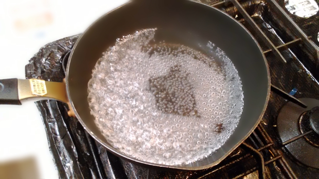 麺がかぶるくらいの水をフライパンに入れて沸騰させます。