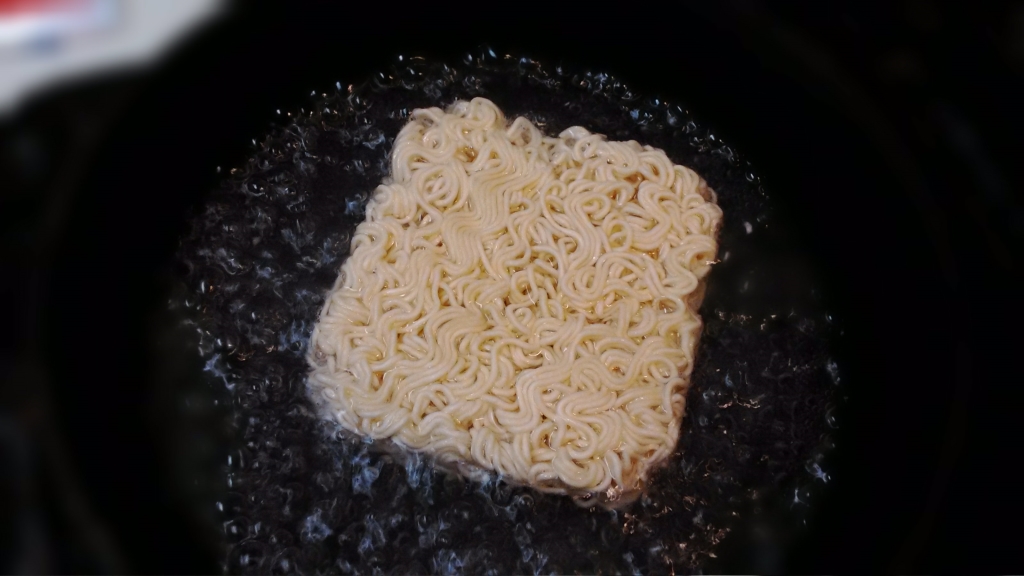 沸騰したら麺を投入し、柔らかくなるまでゆでます