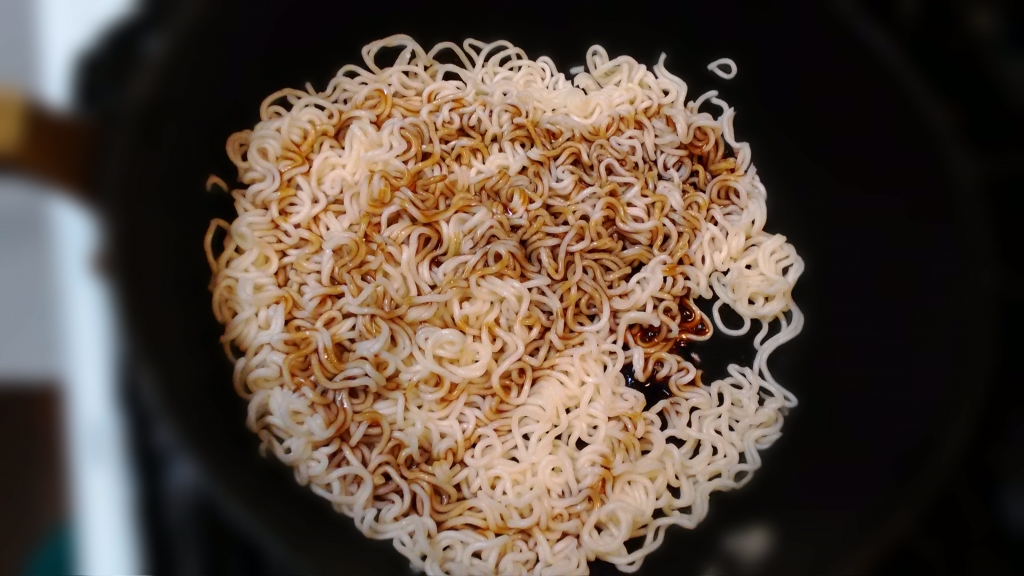 適度にゆであがったら、お湯を捨て、ソースをかけます。そのまま炒めて水分を飛ばします。